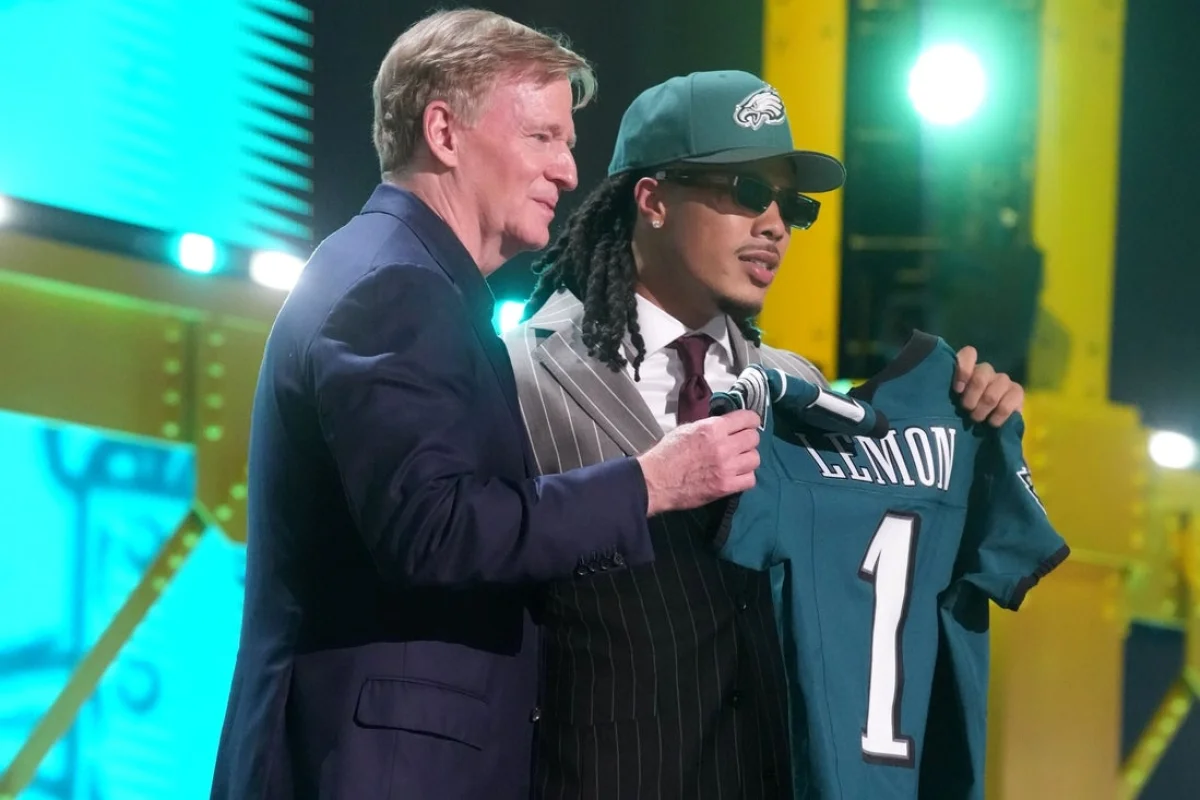 Deadspin | Report: Eagles sign first-round WR Makai Lemon